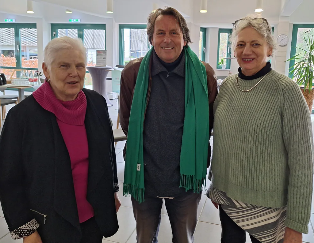 Der Lindenthaler Bezirksbürgermeister Roland Schüler (m.) mit den beiden Vorständinnen Notburga Ott und Daniela Eckstein. 